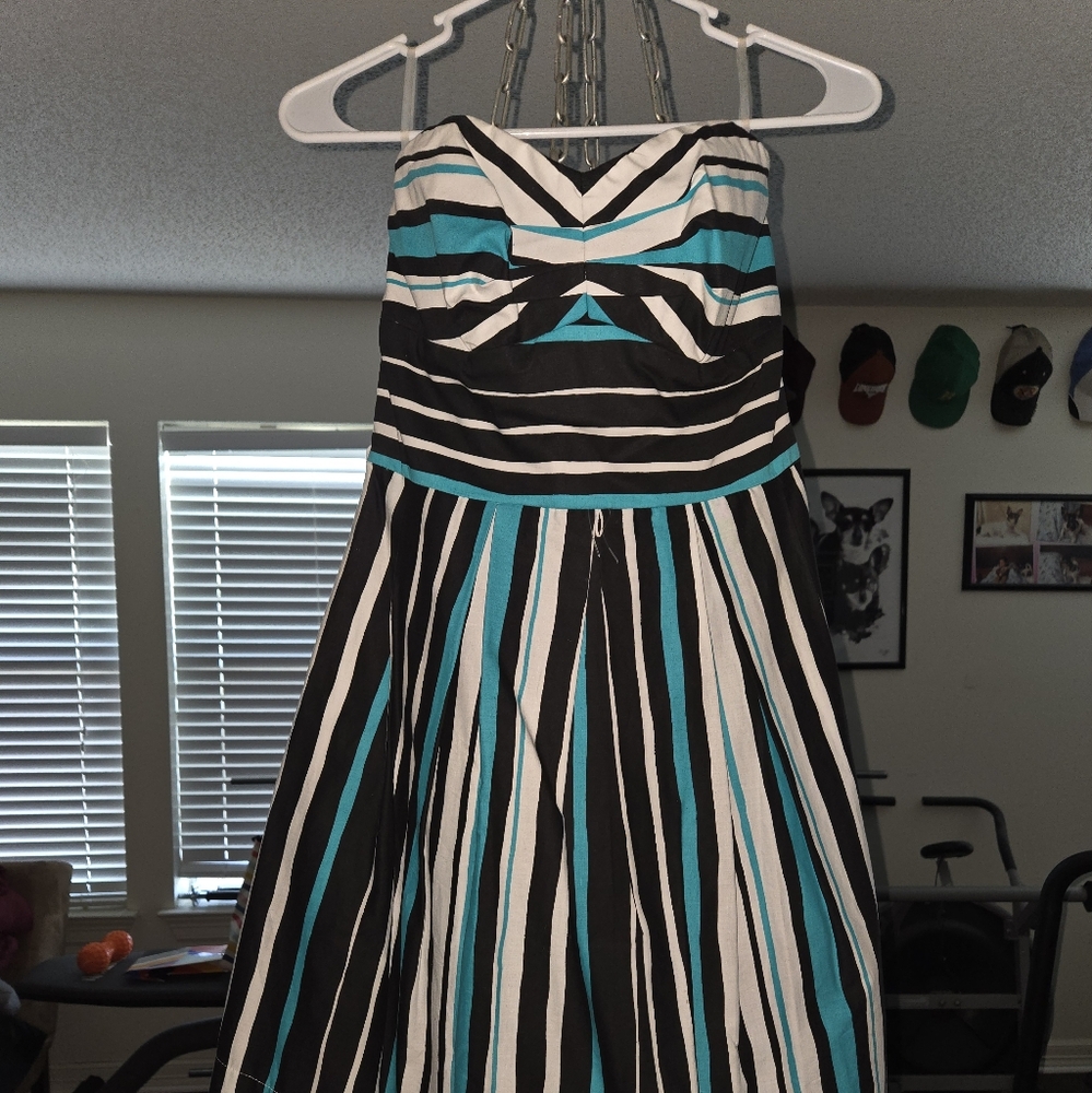 Sweatheart Neckline Strapless dress.
